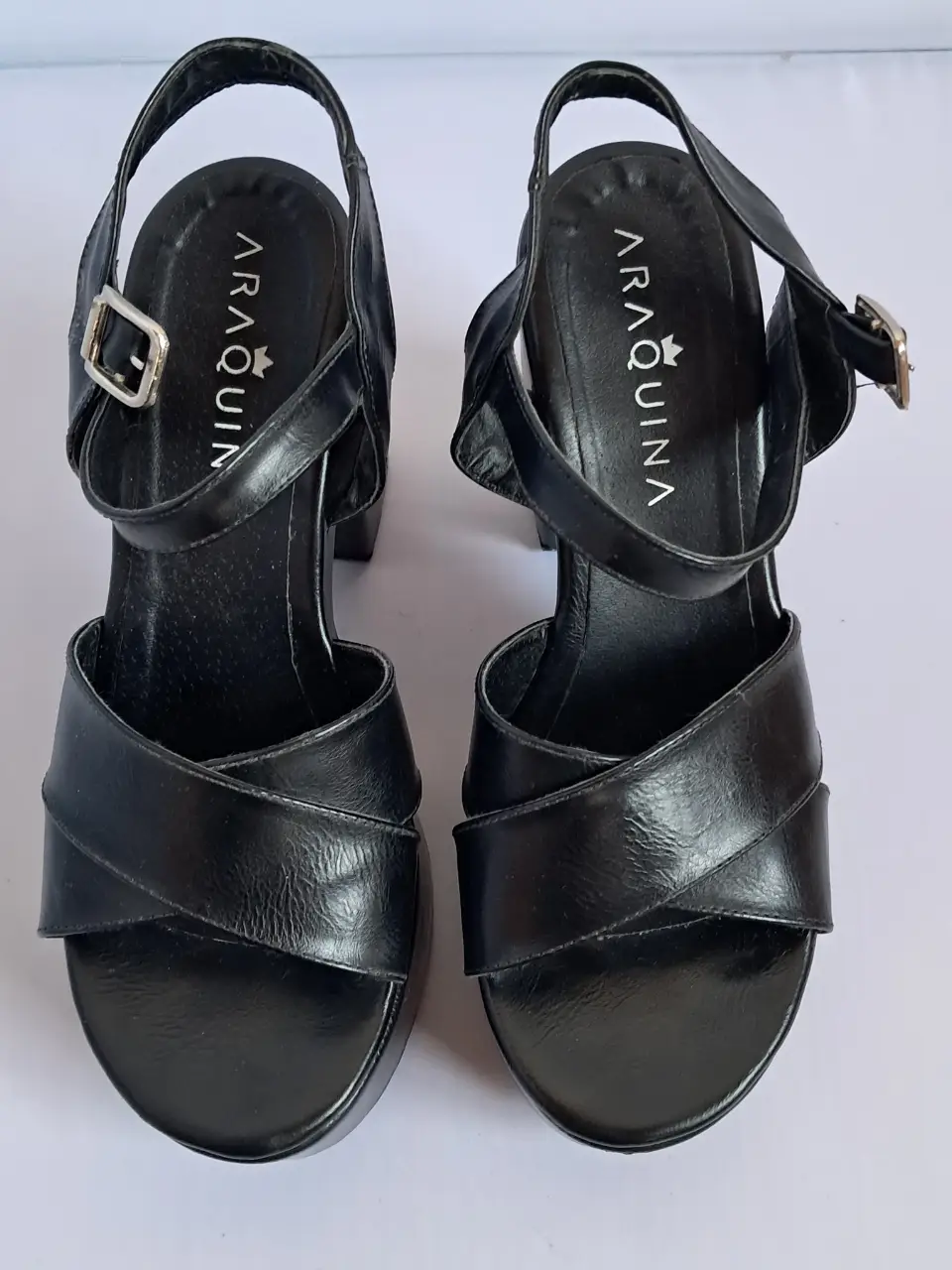 Sandalias negras de plataforma con taco ancho y pulsera al tobillo. Ideales para un look moderno y audaz.