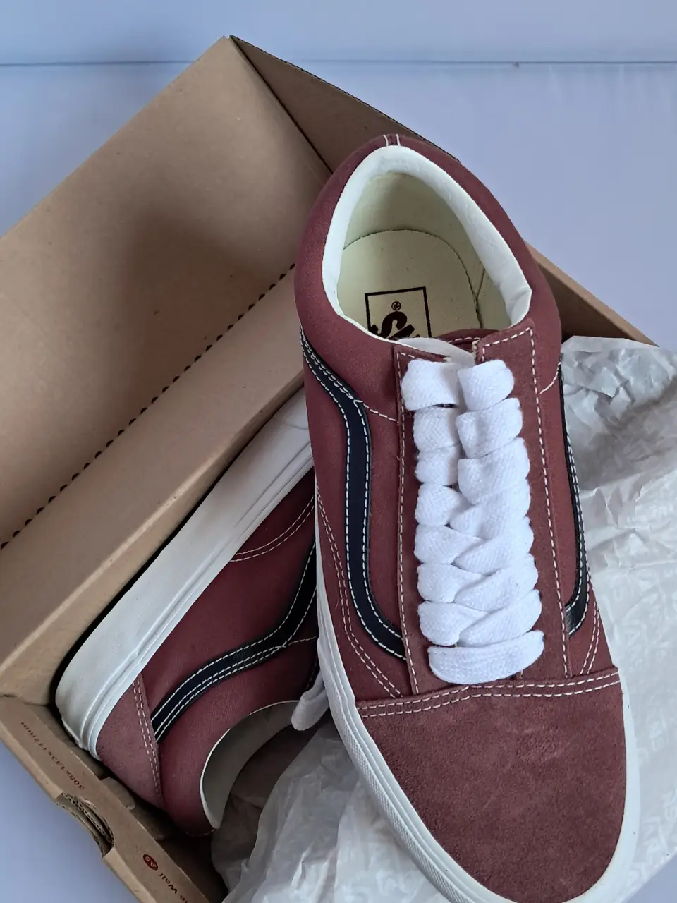 Zapatillas Vans Old Skool Oversized Lace Madder Brown, talle 42 (US 9). Color bordó con detalles en negro y blanco. Diseño clásico con cordones blancos. Nuevas, en caja.
