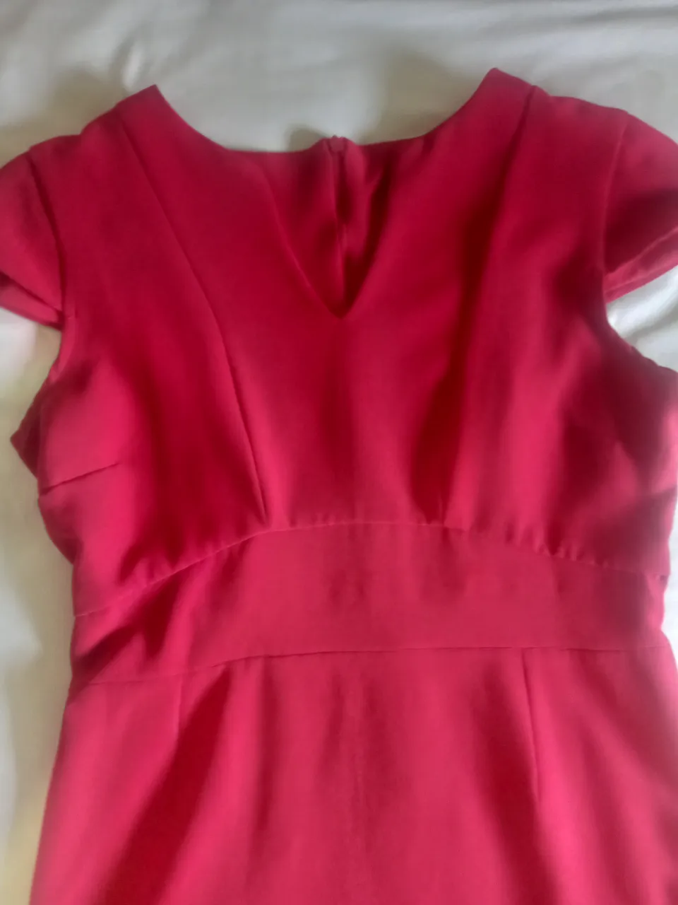 Vestido rojo, ideal para eventos o salidas. Diseño elegante con escote en V y corte a la cintura que estiliza la figura. Manga corta y largo hasta la rodilla.