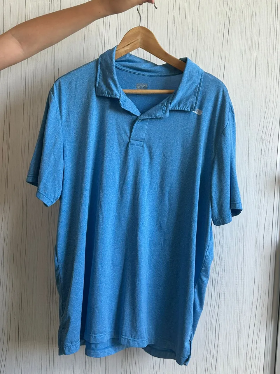 Chomba de manga corta, ideal para un look casual o deportivo. Su diseño clásico con cuello y botones la hace versátil para distintas ocasiones.