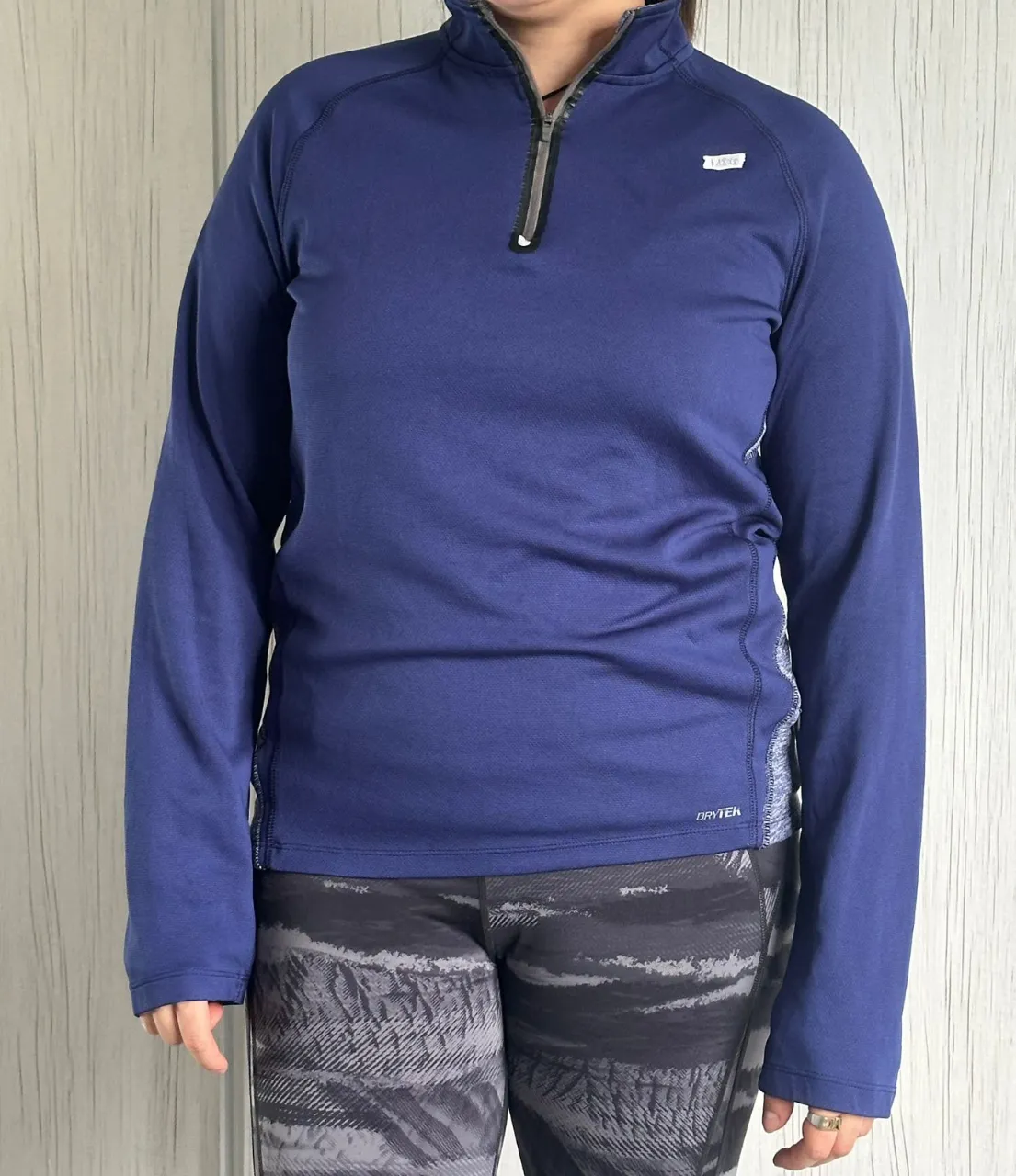 buzo deportivo azul con cierre en el cuello y mangas largas. Ideal para entrenamientos o actividades al aire libre.