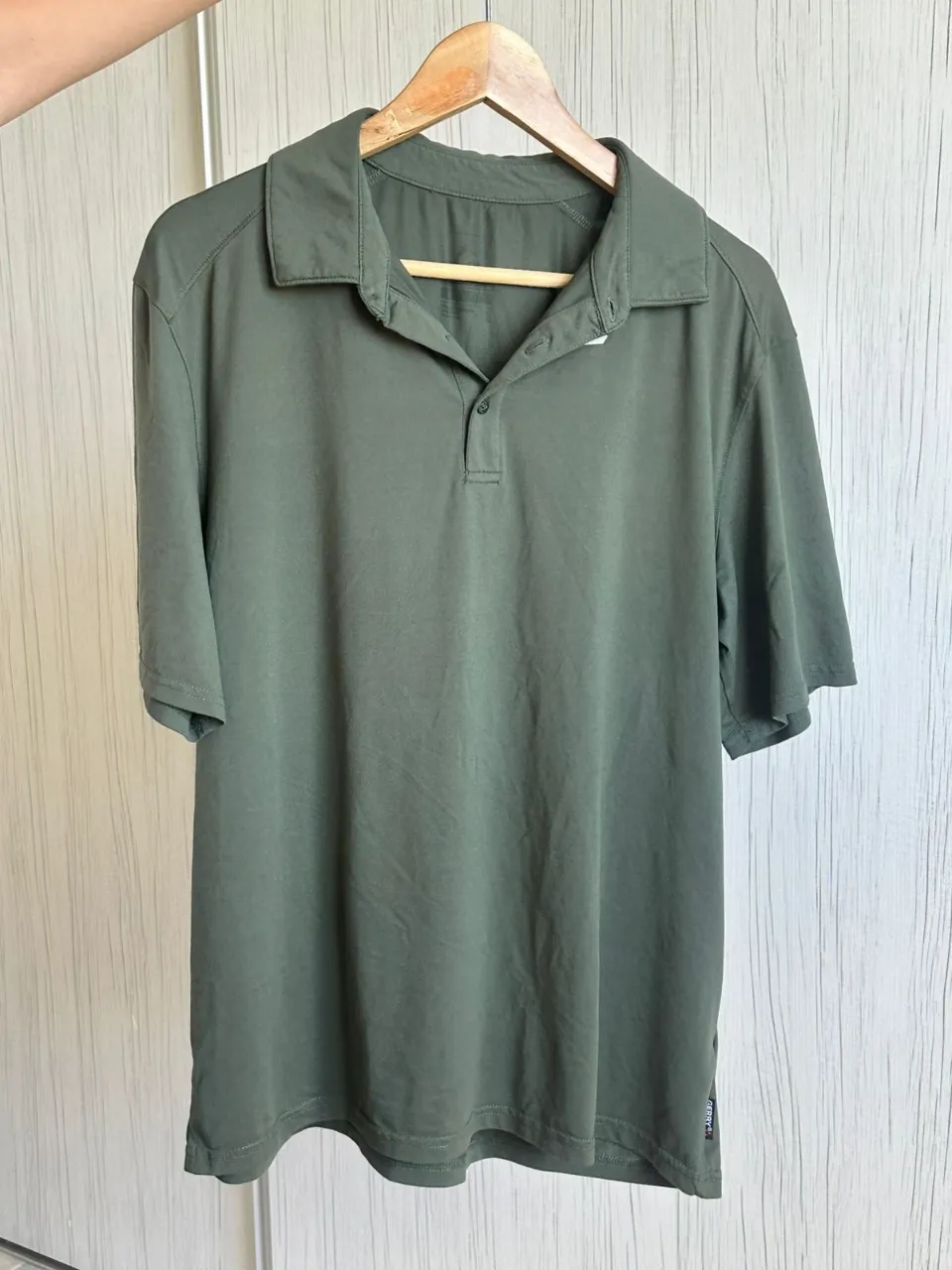 Chomba de manga corta, color verde militar. Ideal para un look casual o deportivo.