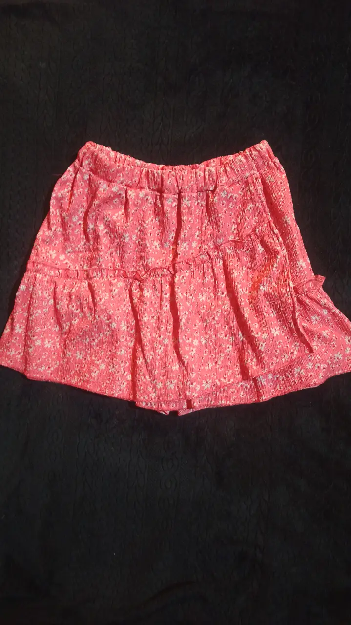 Pollera corta de niña, de la marca Zara, color rosa con estampado floral. Talle 13-14 años. nueva con etiqueta