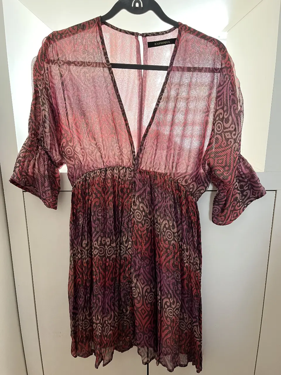 Vestido midi de gasa con estampado floral y escote en V. Mangas amplias y cintura marcada. Ideal para eventos especiales o salidas nocturnas.