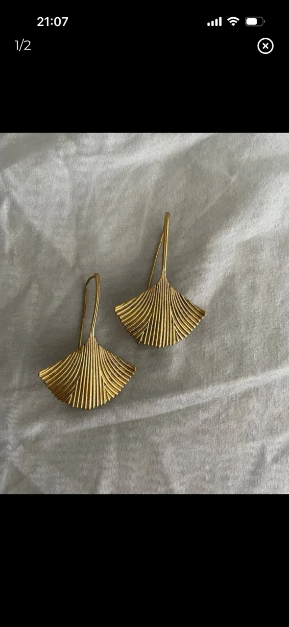 Aros dorados con forma de hoja de ginkgo.