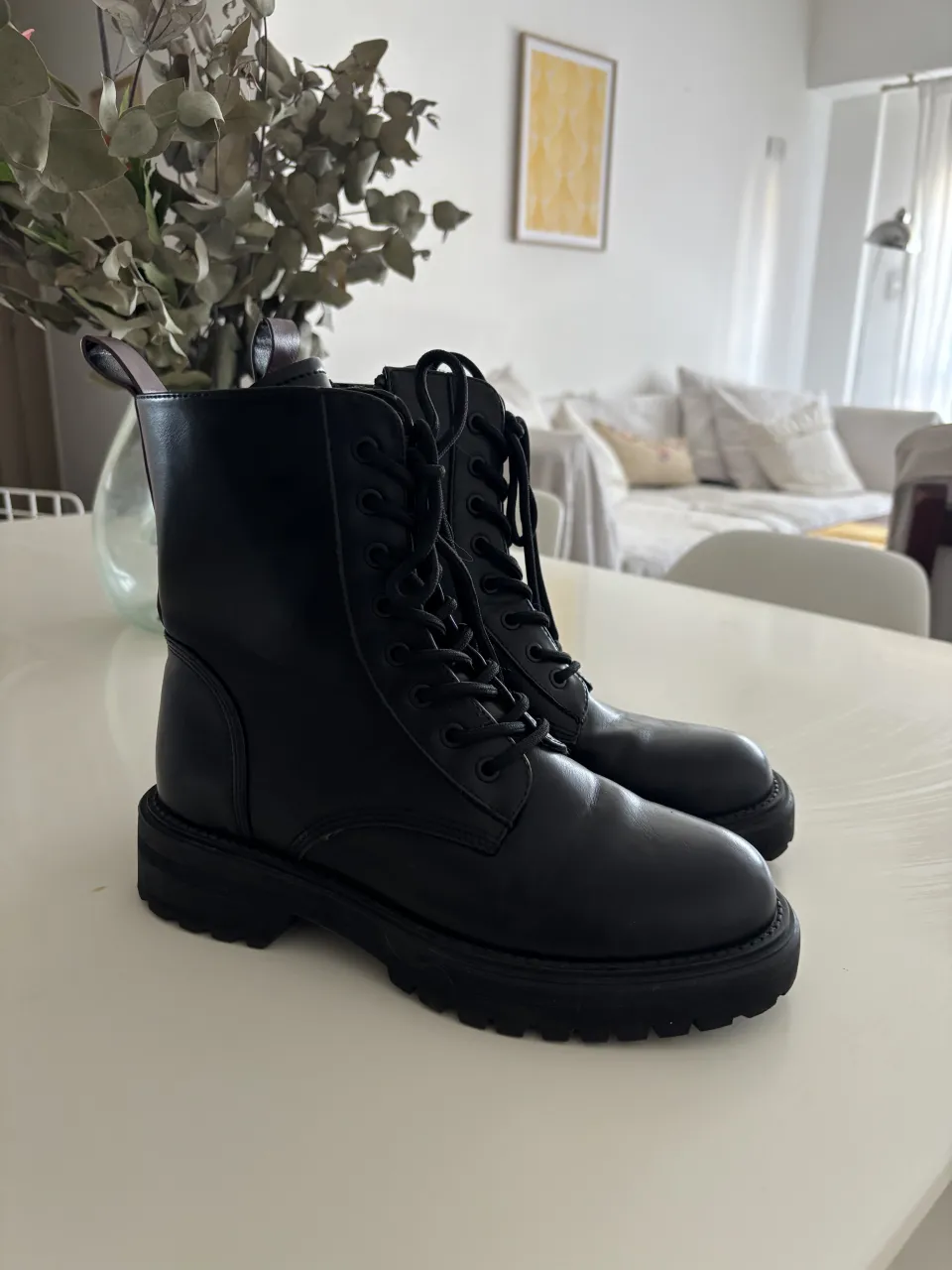 Botas de cuero negras con cordones y cierre lateral. Suela gruesa y antideslizante.