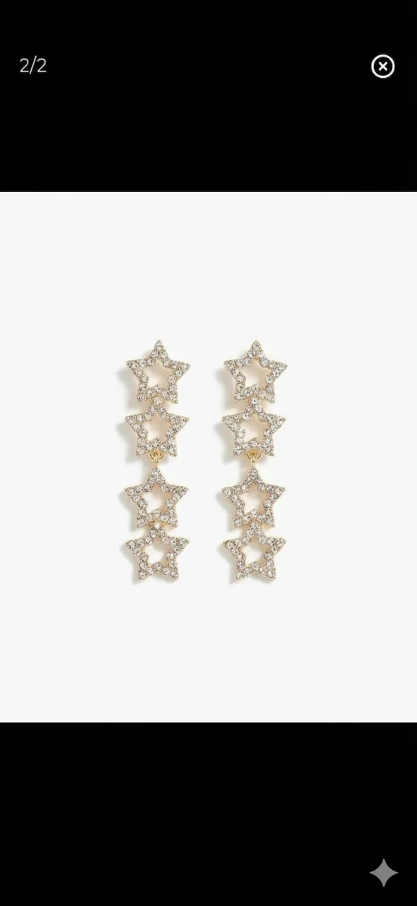Aritos colgantes con forma de estrellas. Son dorados con detalles de strass.