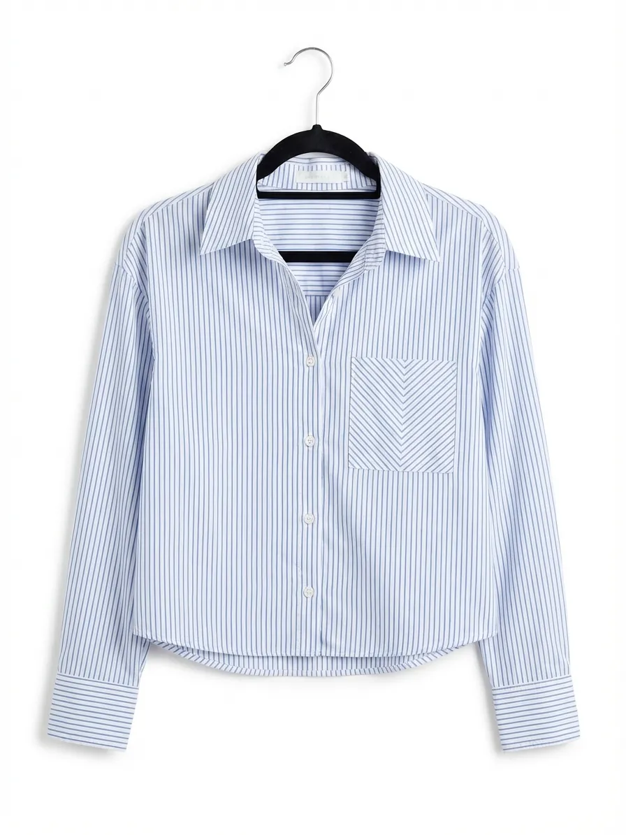 Camisa a rayas celestes y blancas con bolsillo en el frente.