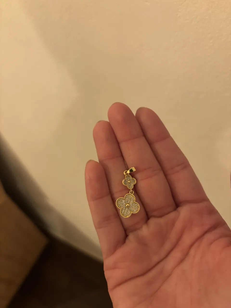 Dije con forma de tréboles, con detalles de pequeñas piedras incrustadas. Traído de Colombia. 