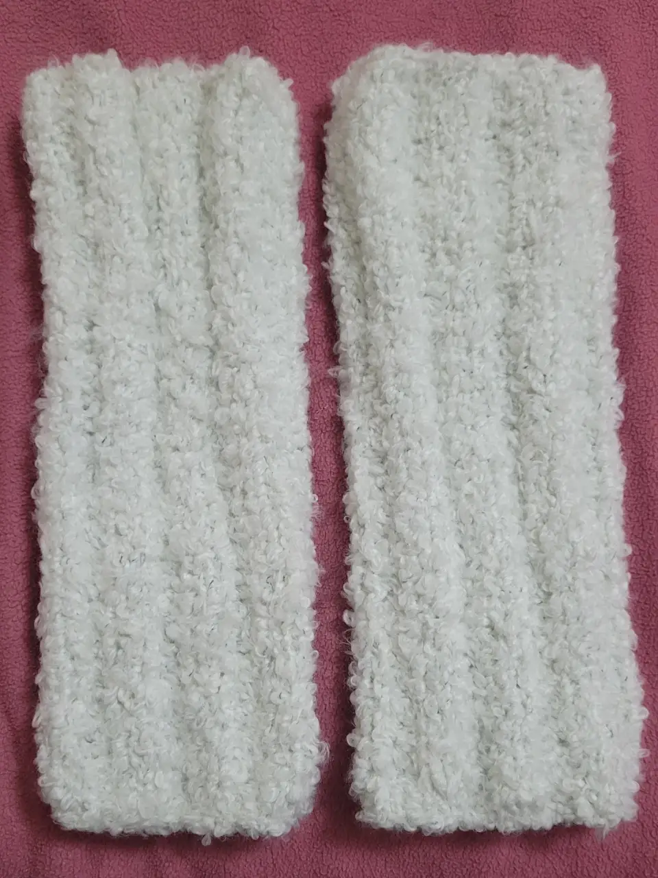 Par de polainas tejidos de color blanco, ideales para el invierno. Confeccionados con un tejido suave y abrigado, perfectos para mantener las piernas protegidas del frío. Diseño simple y versátil, combinan con cualquier atuendo.