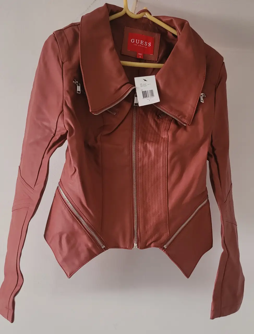Campera Guess de cuero sintético color rojo desierto, con cierre y detalles metálicos. Talle S.