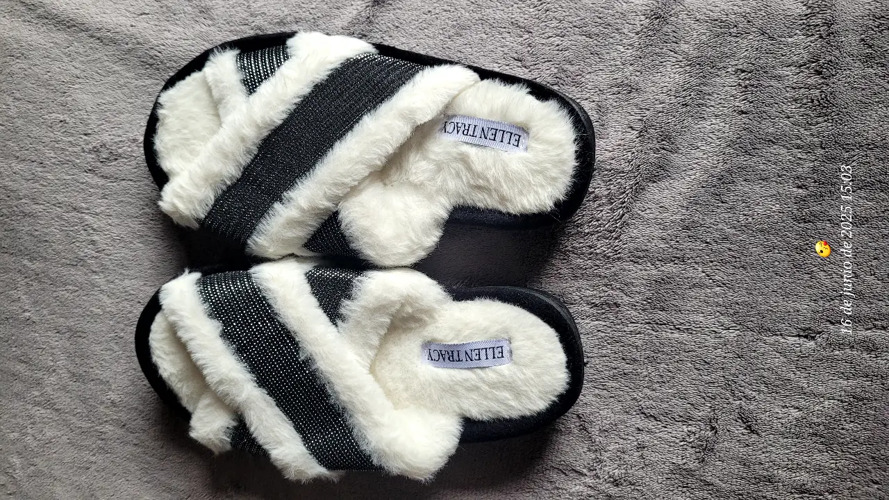 Pantuflas de mujer ELLEN TRACY, a rayas blancas y negras, ideales para estar cómoda en casa. Suaves y abrigadas, perfectas para el invierno.