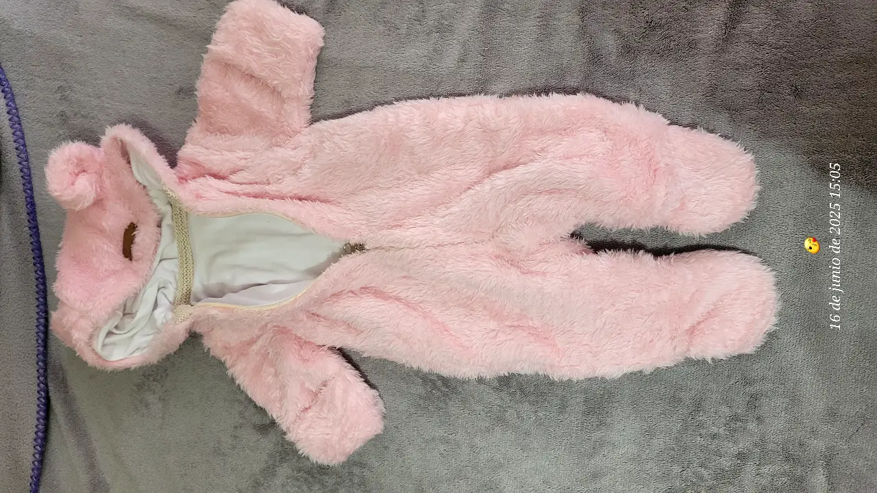 Enterito de bebé rosa, de peluche, con capucha y orejas. Ideal para mantener a tu bebé abrigado y cómodo.
