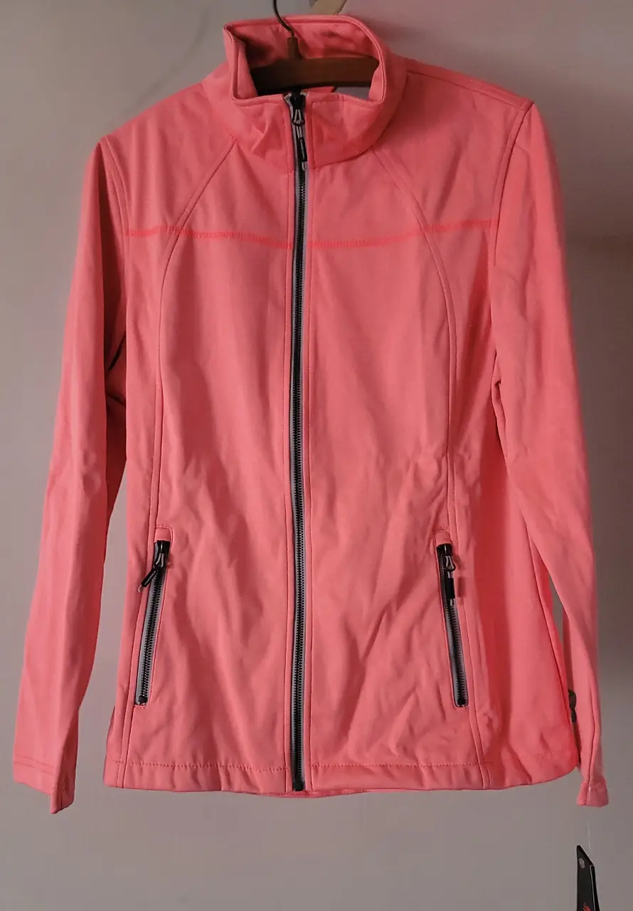 Campera deportiva de mujer en color rosa, con cierre frontal y bolsillos con cierre. Ideal para actividades al aire libre o para un look casual deportivo. tipo neoprene