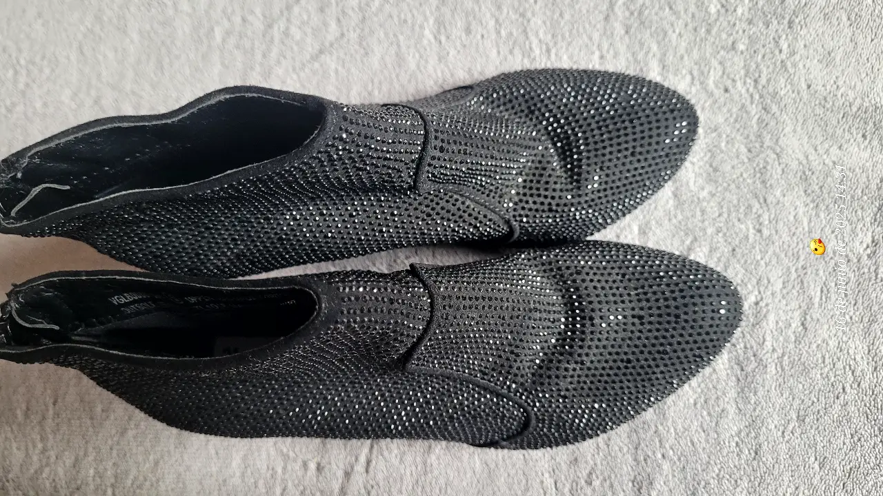 Botines negros de mujer con diseño de strass. Tienen cierre en la parte trasera y taco cuadrado. Ideales para fiestas y eventos.