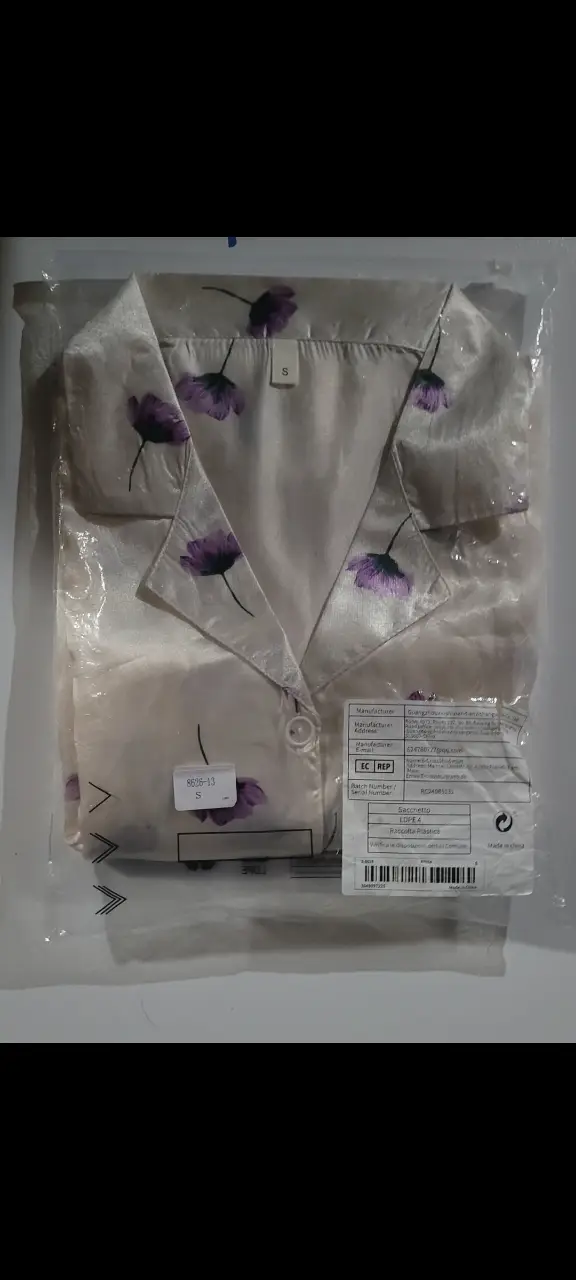 Pijama de satén con estampado floral. Incluye camisa con botones y pantalón largo. Ideal para un descanso cómodo y con estilo.