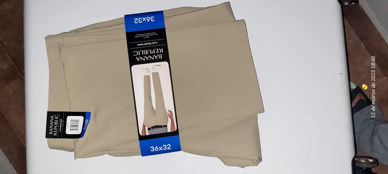 Pantalón de vestir Banana Republic Flat Front, color khaki, talle 36x32. Ideal para un look formal o de trabajo. Nuevo con etiqueta.