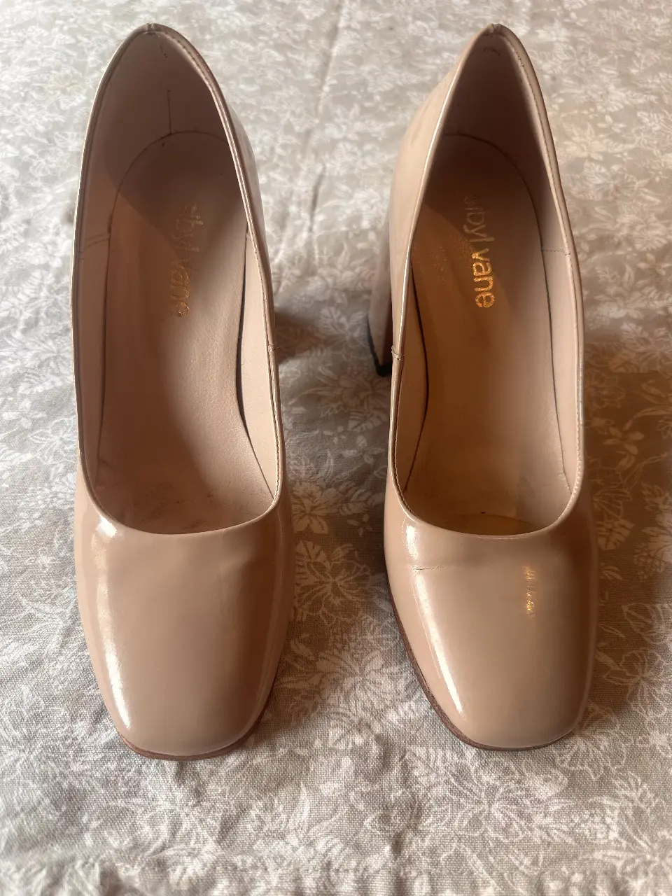 Elegantes zapatos de tacón en color nude, perfectos para ocasiones especiales. Diseño clásico con punta cuadrada y tacón ancho para mayor comodidad y estabilidad. Ideales para complementar cualquier atuendo formal o de fiesta.