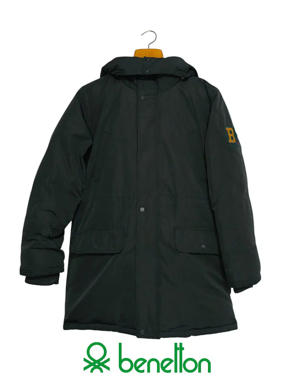 Campera de pluma Benetton niños, color verde oscuro, con capucha y detalles bordados. Ideal para el invierno. Medidas: Largo 74 cm - Largo de mangas 58 cm.