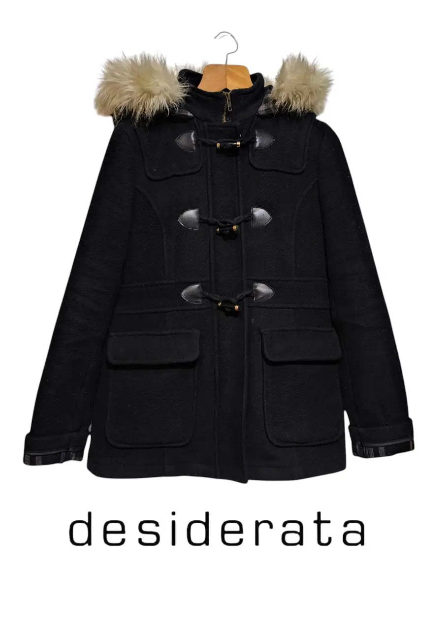 campera montgomery con capucha con pelo, marca Desiderata. Talle M. Medidas: Largo 70 cm - Ancho 49 cm.