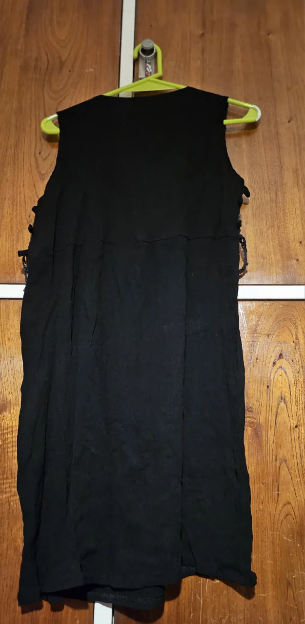Vestido negro corto con detalle de crochet en la parte superior. Ideal para un look casual y fresco.