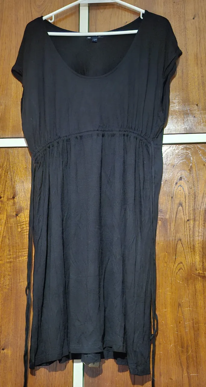 Vestido midi negro de Gap, con corte a la cintura y mangas cortas. Ideal para un look casual y cómodo.