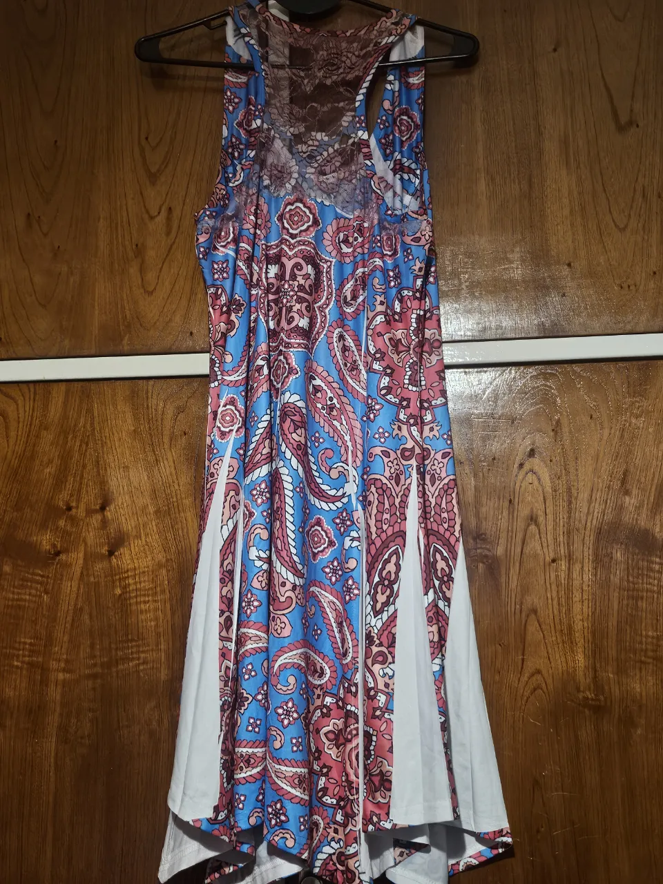 Vestido largo de mujer con estampado paisley en tonos azules y rosas. Diseño con aberturas laterales y espalda con detalle de encaje. Ideal para un look bohemio y fresco.
