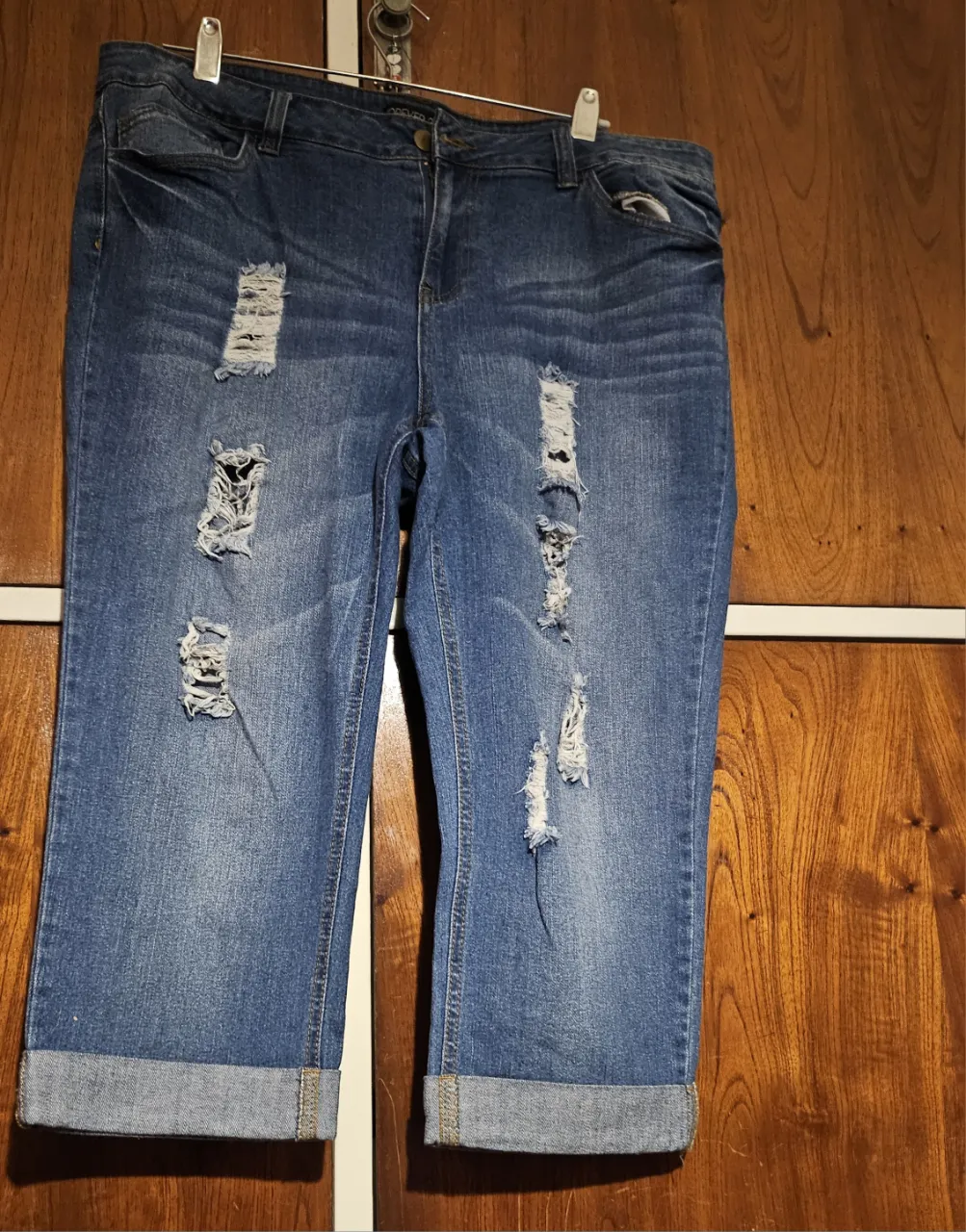 Short de jean de mujer, con roturas y dobladillo en el borde. Ideal para un look casual y moderno.