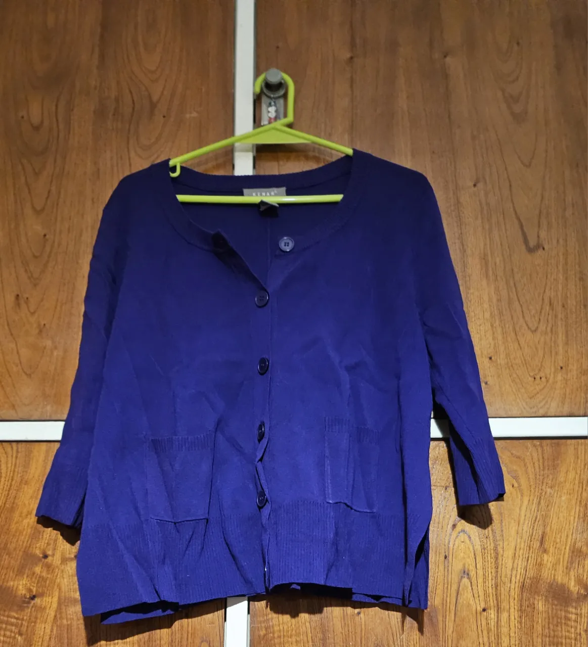 Cardigan de mujer azul, con botones y bolsillos. Ideal para un look casual y cómodo.