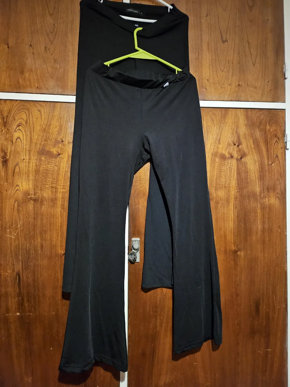 Pantalón negro de tela fluida, con corte amplio y estilo palazzo. Ideal para un look elegante y cómodo.