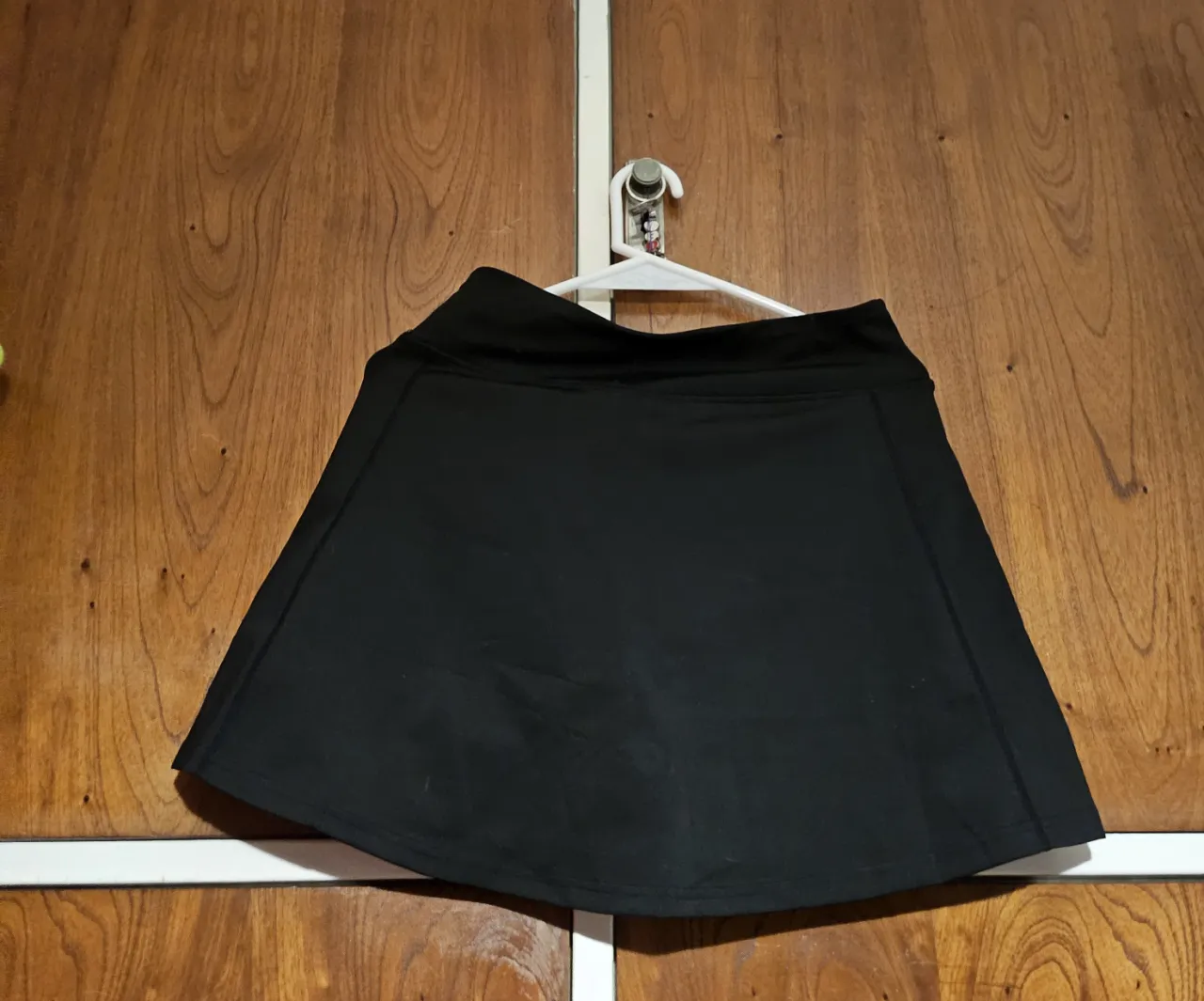 Pollera deportiva negra, ideal para actividades físicas. Diseño simple y funcional.