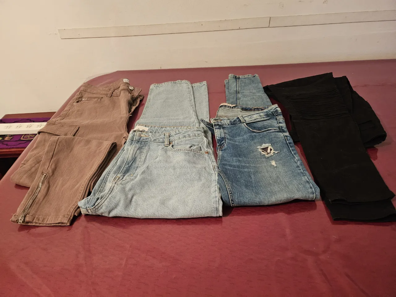 Jeans rectos de mujer, en color marrón y azul. Diseño clásico y versátil para cualquier ocasión.