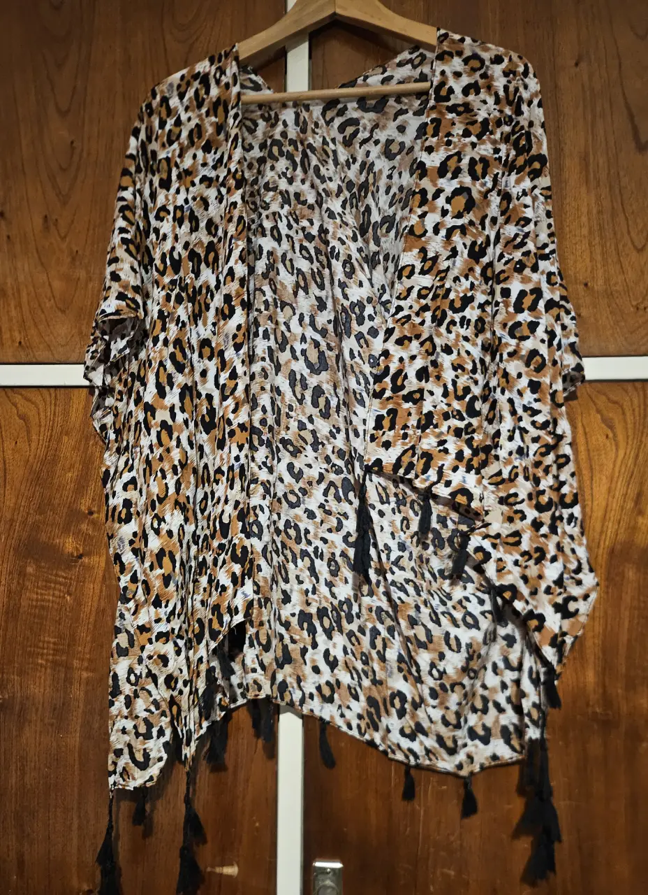 Kimono con estampado de leopardo, ideal para un look bohemio y casual. Con flecos en el borde, perfecto para usar en primavera/verano.