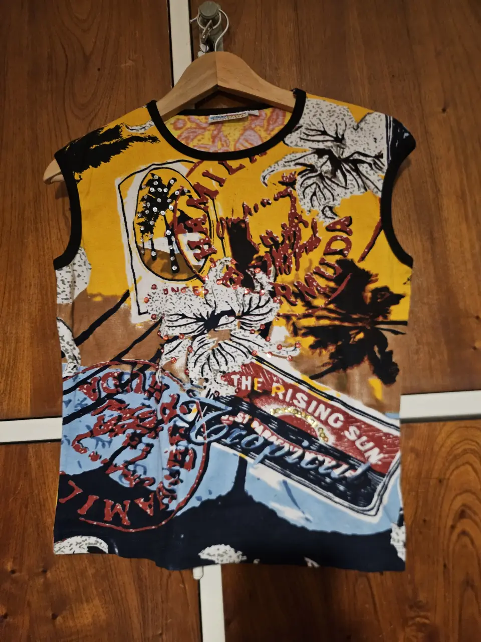 Musculosa con estampado retro de "The Rising Sun". Diseño vibrante y llamativo, ideal para un look casual con un toque vintage.