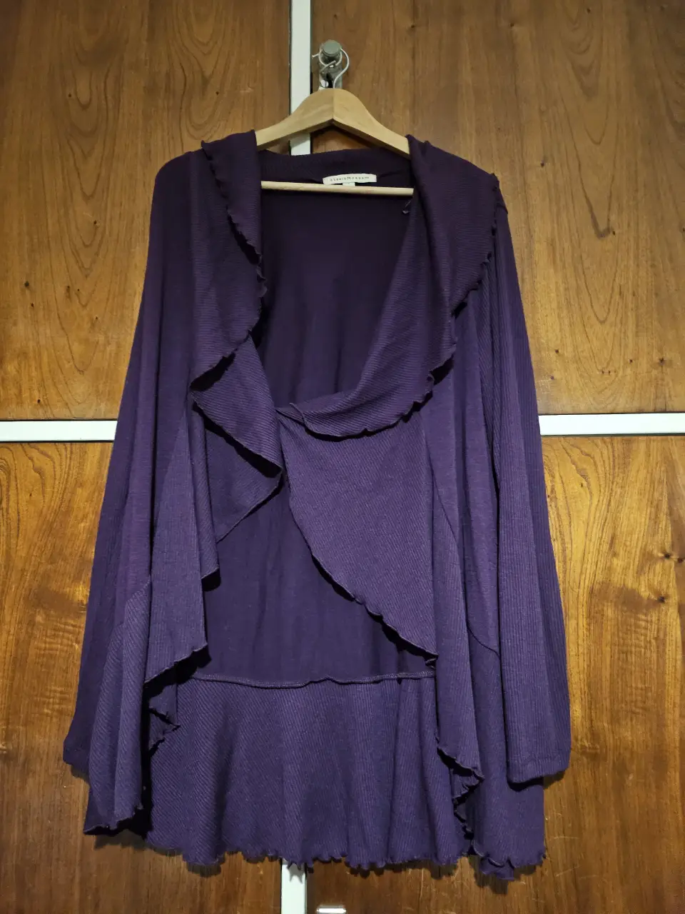 Cardigan largo de color violeta con diseño de volados en el frente. Ideal para un look elegante y cómodo.
