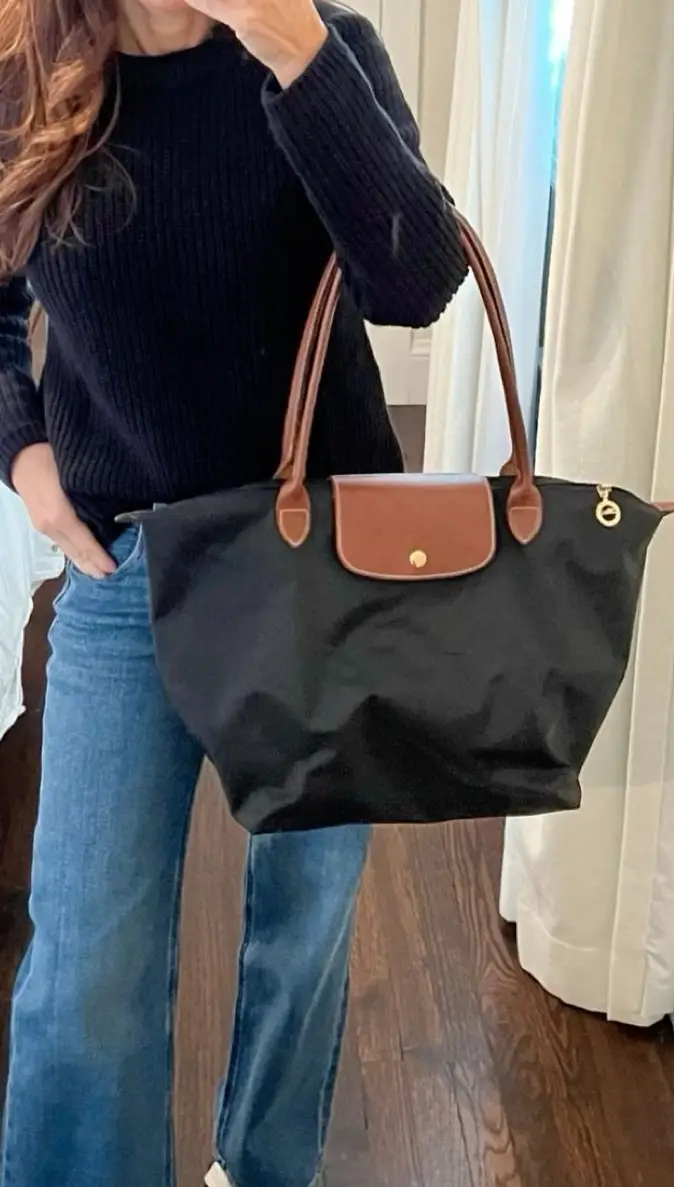 Bolso tote Longchamp AAA IDENTICA talle M negro con solapa marrón y manijas marrones. Ideal para llevar todo lo que necesitas con estilo y comodidad.