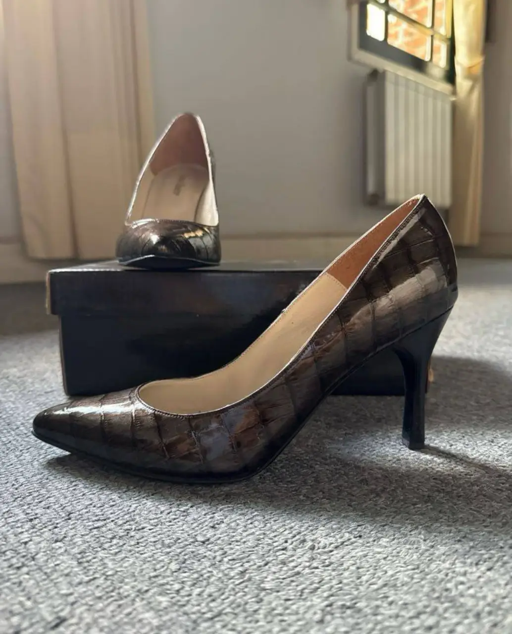Elegantes zapatos de taco alto Giorgio Beneti, color peltre con textura símil cocodrilo. Nuevos sin uso. Ideales para eventos formales o para darle un toque sofisticado a tu look de fiesta.