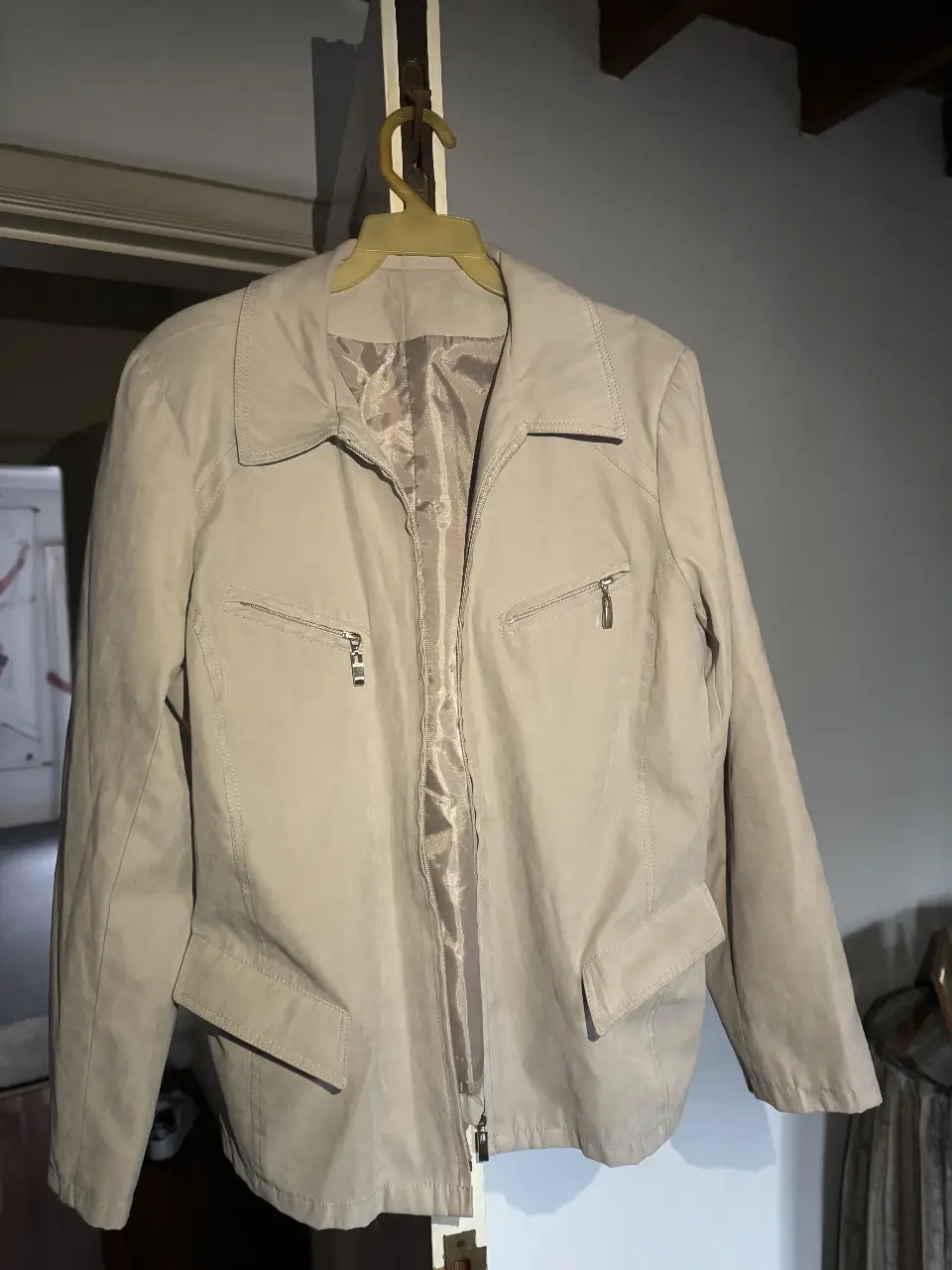 Campera de mujer finita color beige, con cierre y bolsillos. Ideal para un look casual y versátil.