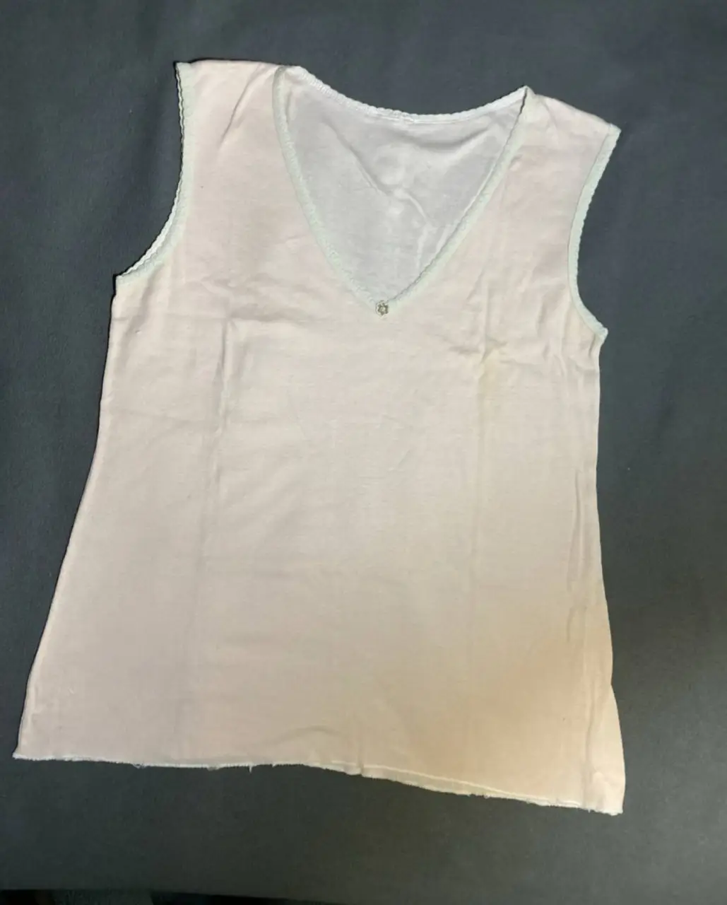 Musculosa de mujer, escote en V, con detalle de encaje en el borde del escote y en las sisas. 