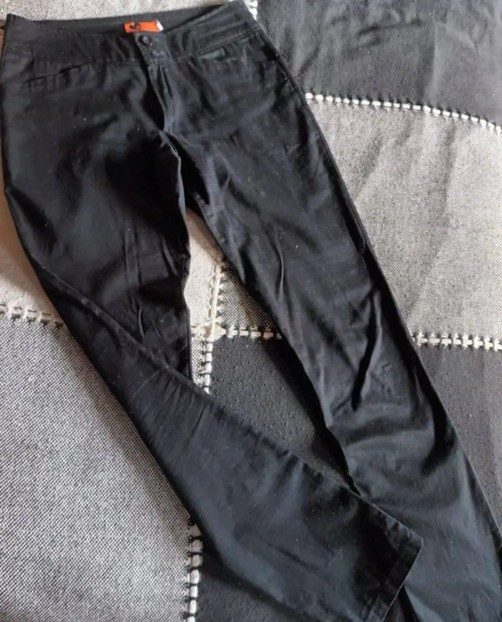 Pantalón negro de vestir.  Cintura: 41cm, Cadera: 52cm, Tiro: 26cm, Largo: 98cm