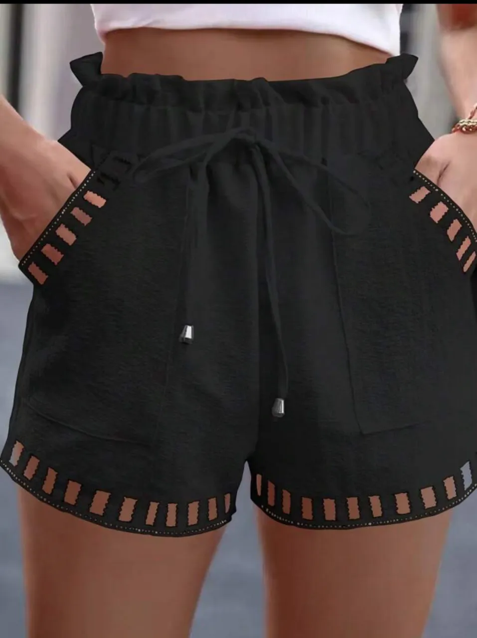 Short negro de mujer con cintura elastizada y detalle calado en los bordes. Ideal para un look casual y fresco.