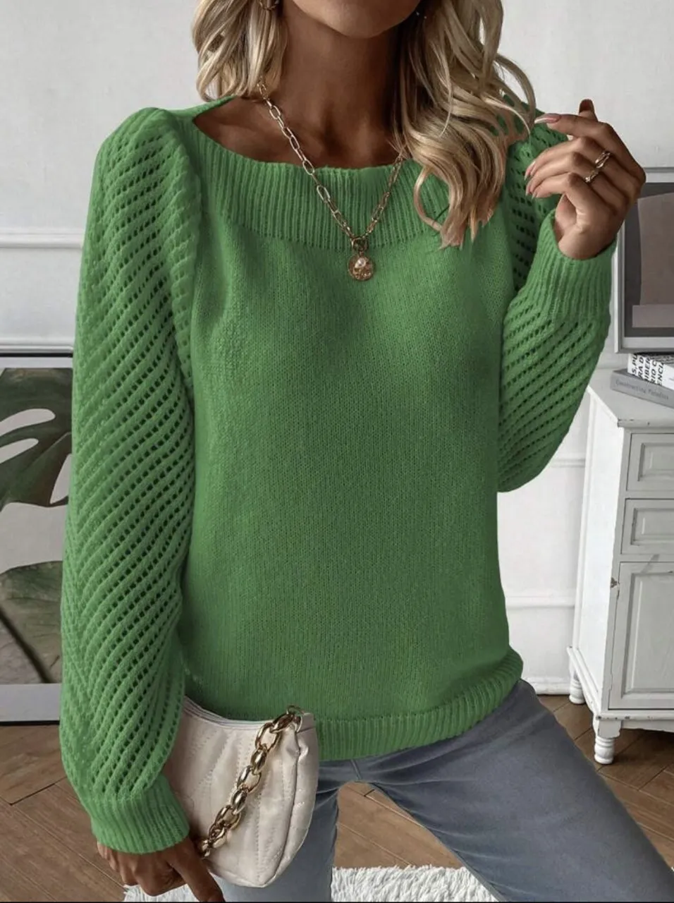 Sweater de mujer verde con mangas caladas. Cuello cuadrado y mangas largas. Ideal para un look casual y moderno.