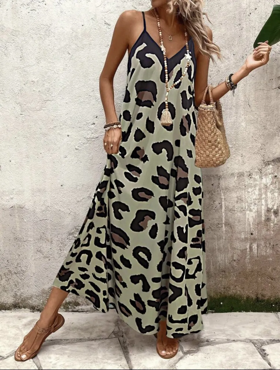 Vestido largo de mujer con estampado de leopardo en tonos verdes y negros. Diseño con tirantes finos y escote en V. Ideal para un look casual y fresco.