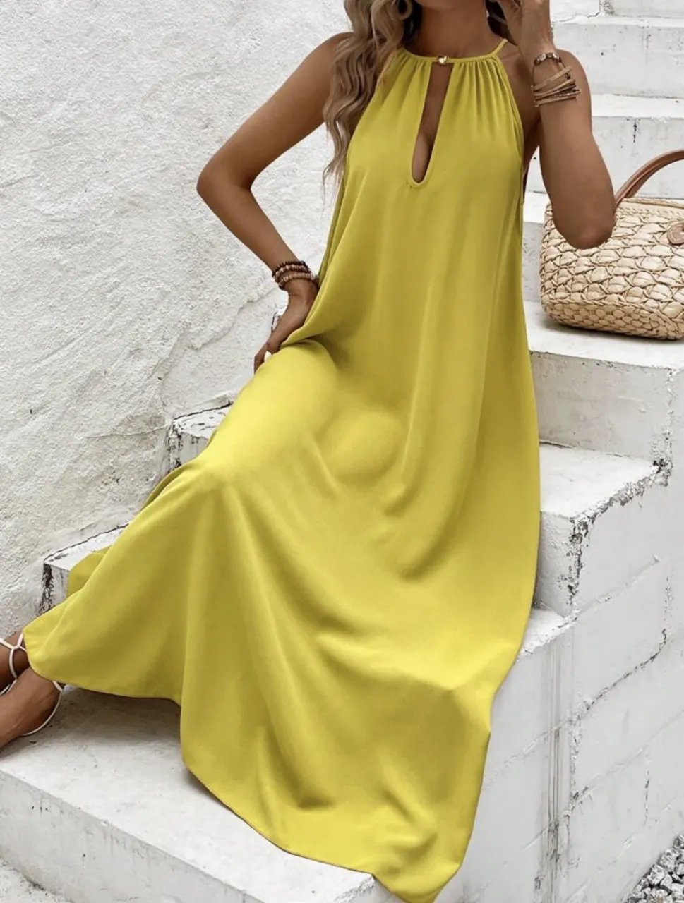 Vestido largo de mujer, color amarillo, con escote halter y abertura en el pecho. Ideal para un look fresco y elegante.