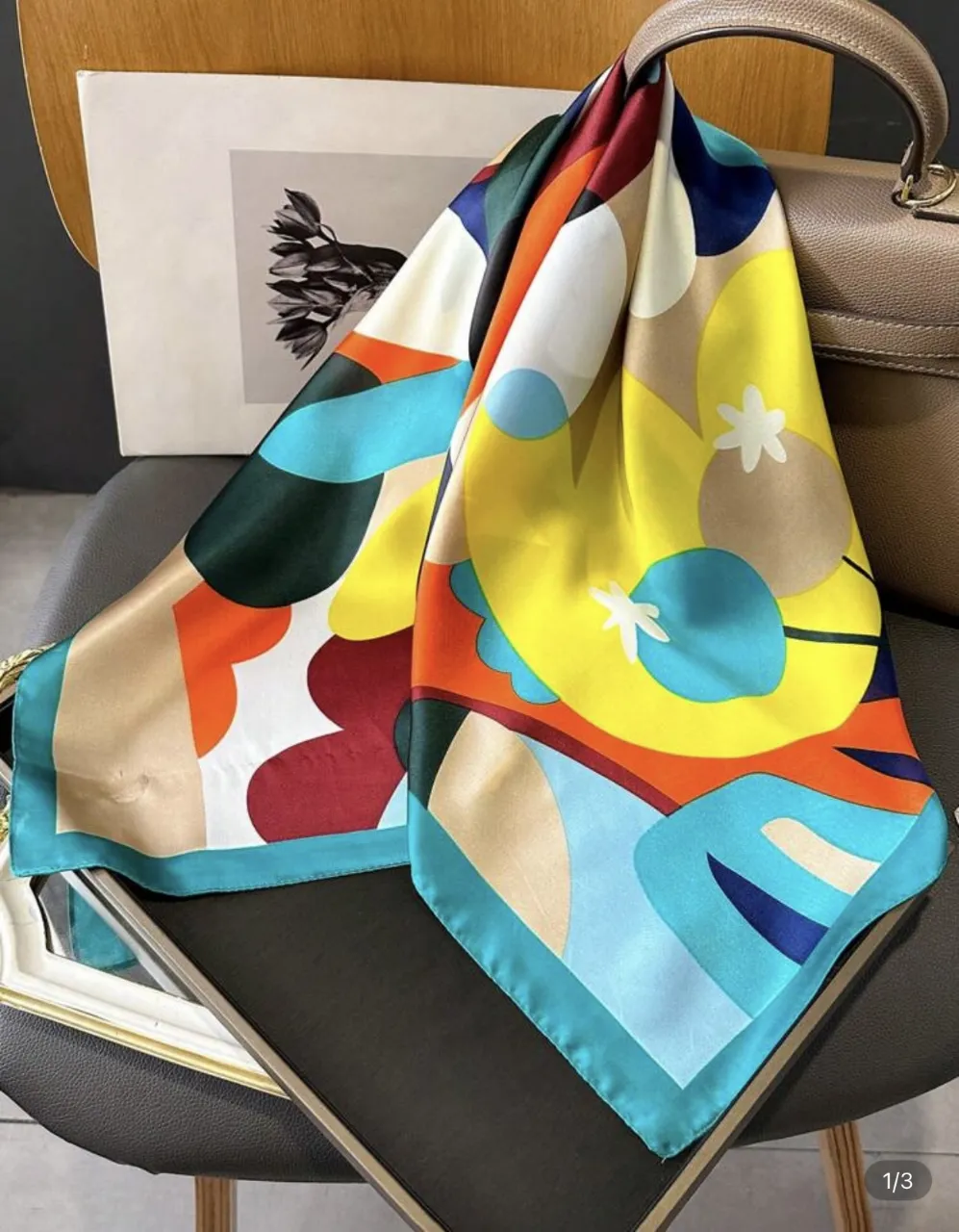 Pañuelo cuadrado de seda con estampado abstracto en tonos vibrantes. Ideal para agregar un toque de color y estilo a cualquier atuendo. Perfecto para usar en el cuello, la cabeza o como accesorio para tu cartera.