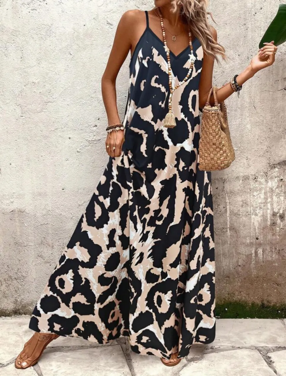 Vestido largo de mujer con estampado animal print. Diseño con tirantes finos y escote en V. Ideal para un look fresco y moderno.