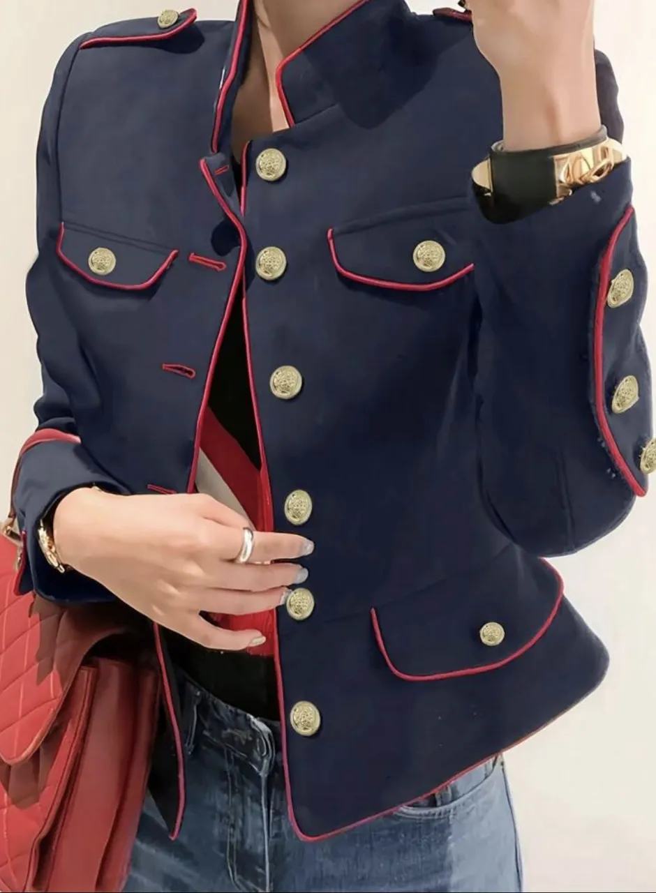 Chaqueta blazer azul marino con detalles en rojo y botones dorados. Estilo militar, ideal para un look elegante y sofisticado.