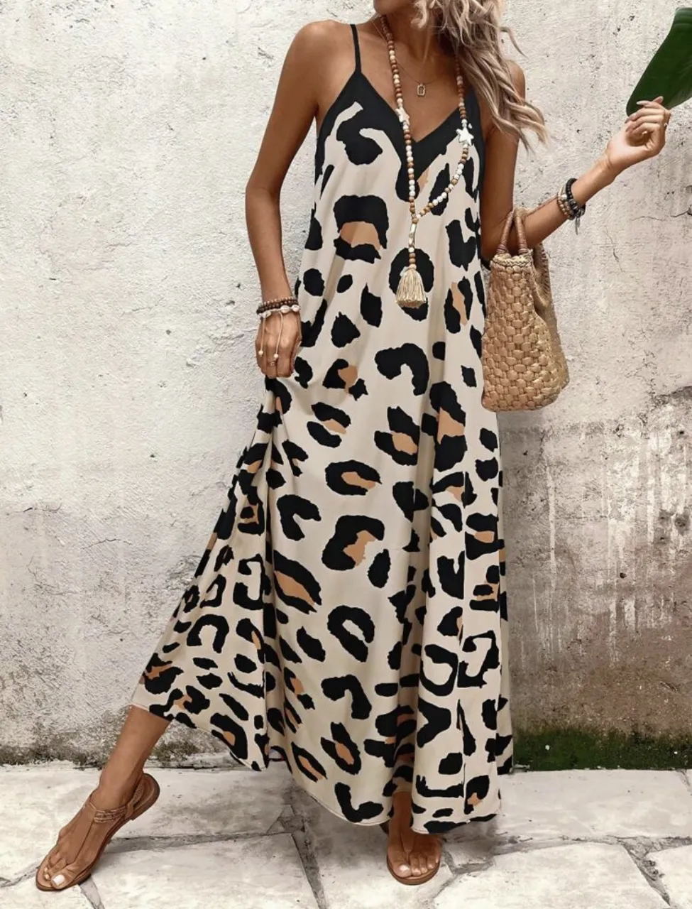 Vestido largo de mujer con estampado de leopardo. Diseño con tirantes finos y escote en V. Ideal para un look bohemio y casual en verano.