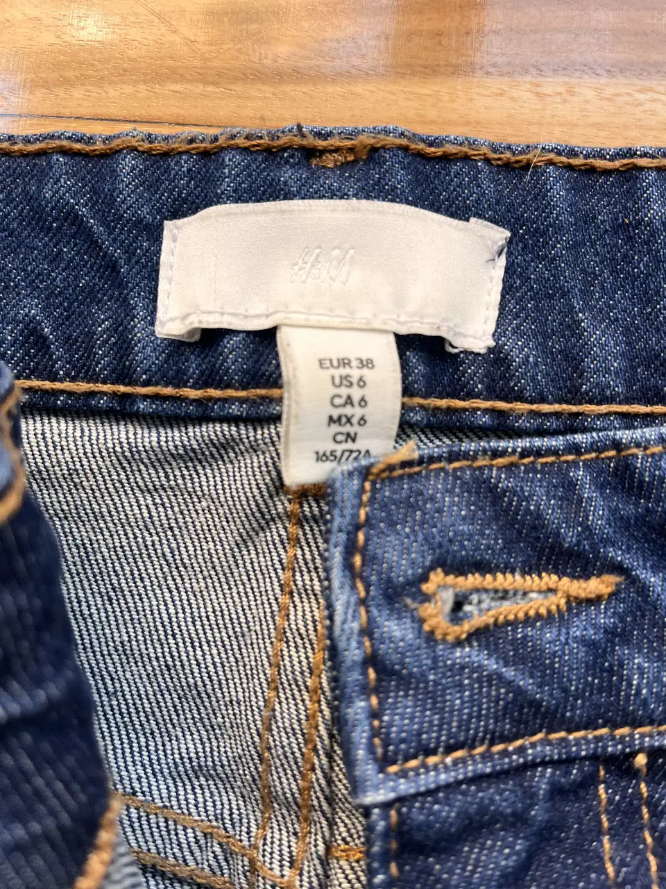 Jeans rectos de mujer, tiro alto, color azul oscuro, de la marca H&M. Talle 6 US.