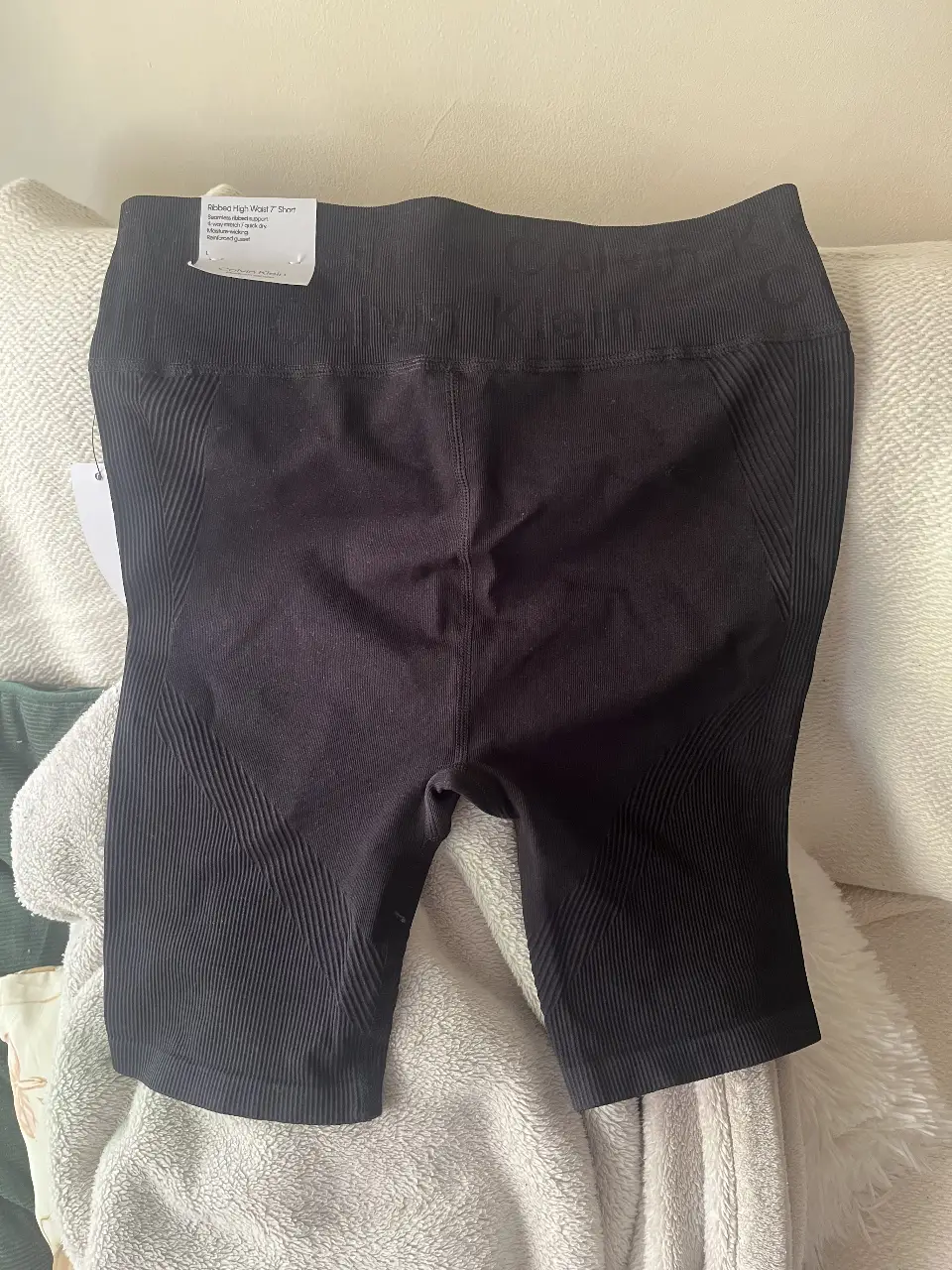 Calza Calvin Klein deportivo de cintura alta, color negro, con diseño acanalado y ajuste perfecto. Ideal para entrenamientos y actividades físicas.
